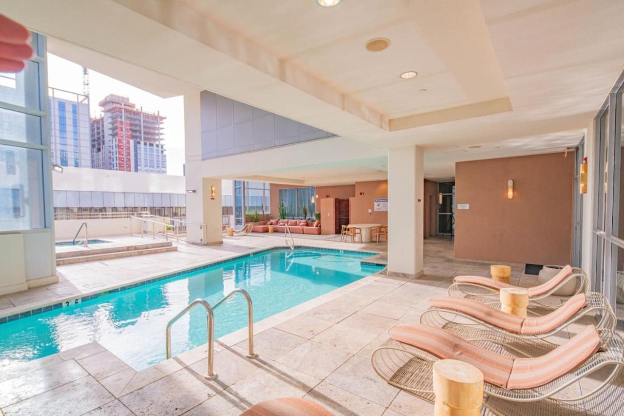 Peaceful Dt Highrise Haven,Gym,Pool,Parking,W-D Apartment Phoenix Exterior photo